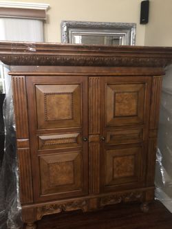 Wooden Tv Cabinet Beautiful And Fine Finishes In Perfect Condición 65”H 60”W25”D