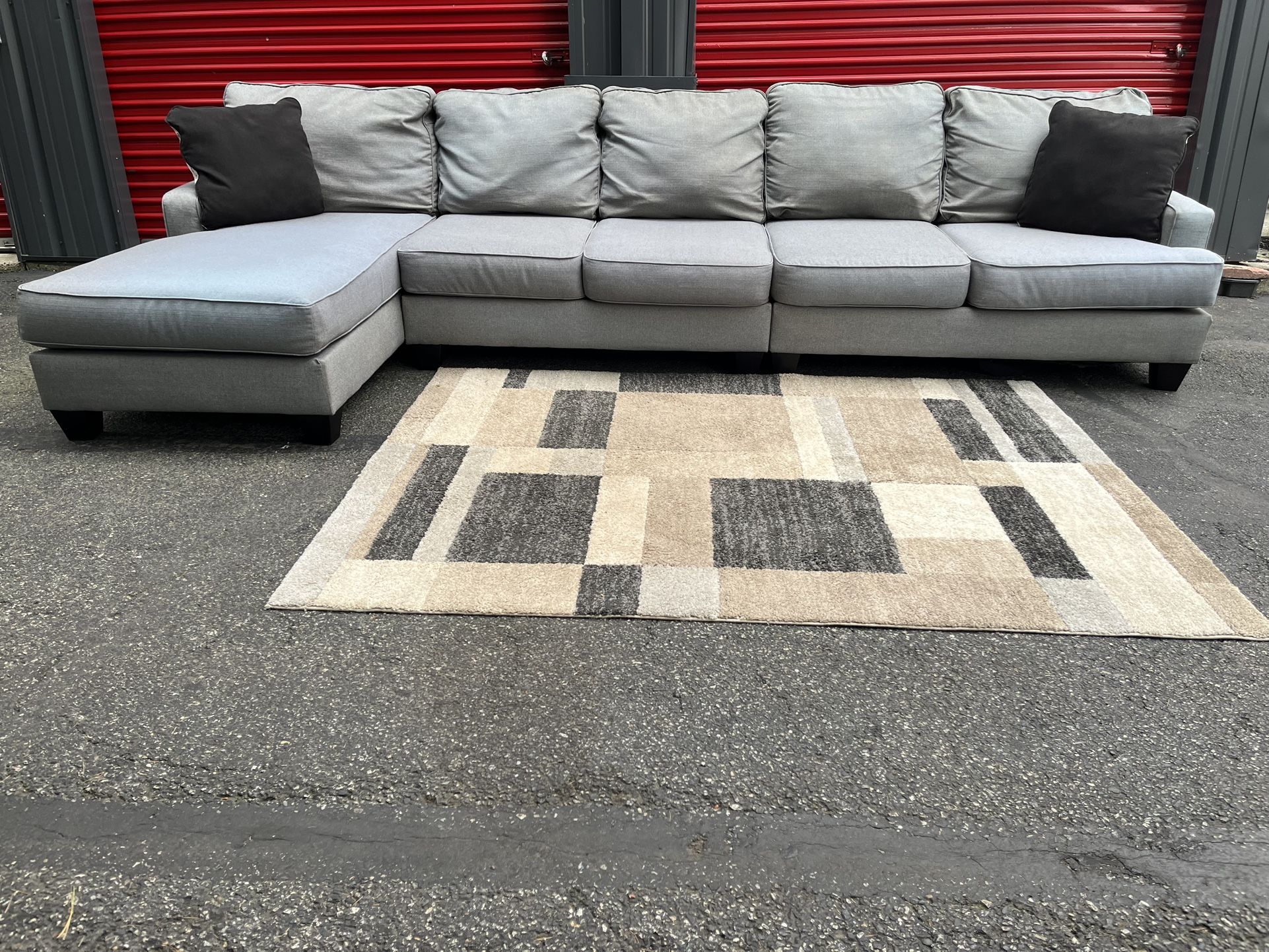 Sectional Couch!! Delivery Available 🚚!! Dimensions: 146” Length x 35” Height x 38” Depth ( 66” Depth Longer Section)