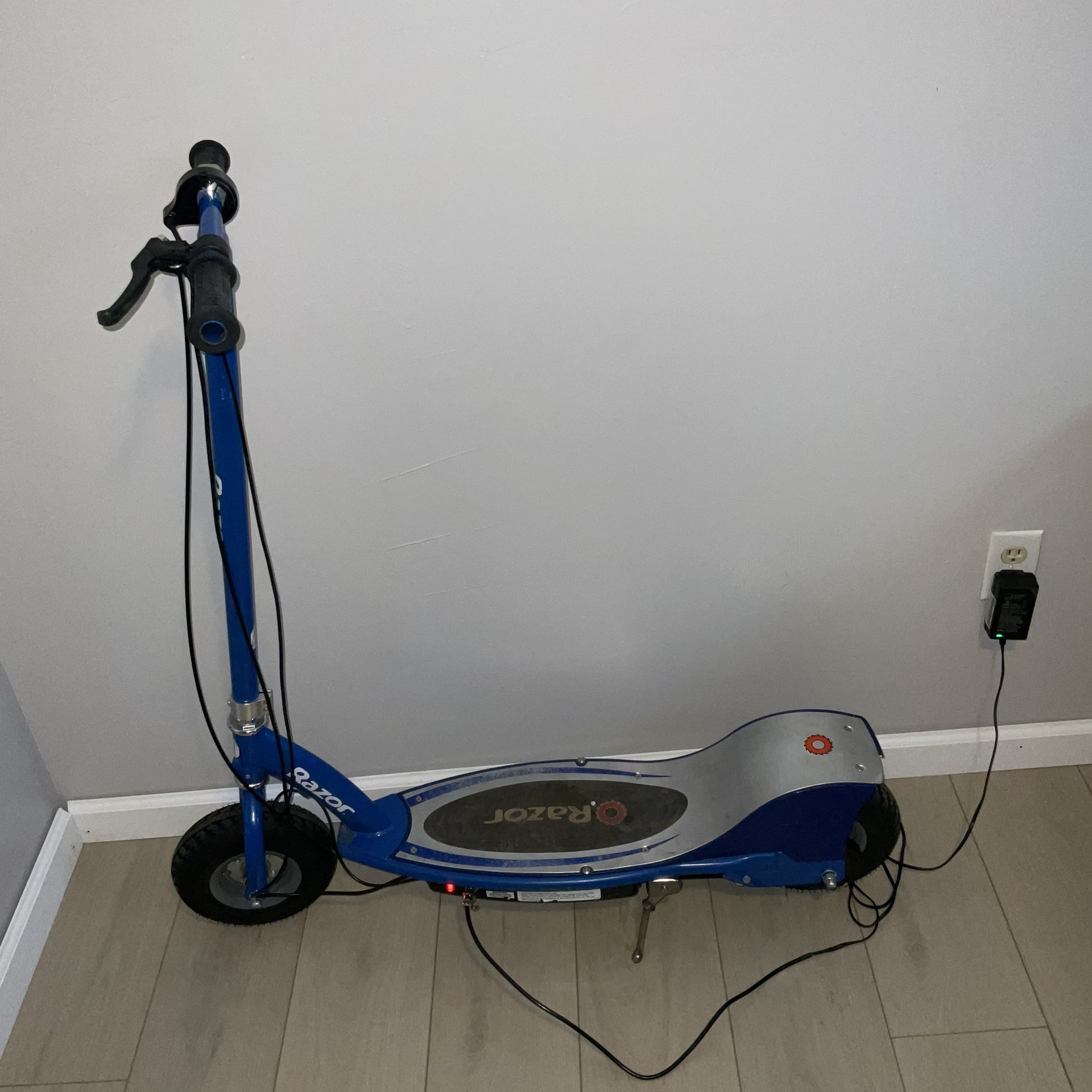 Razor E300 Electric Scooter Has Charger & Kick Stand