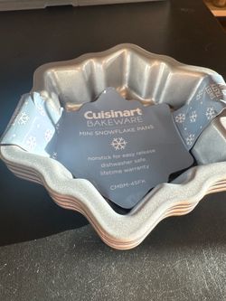 New Set of 4- Cuisinart Bakeware Mini Snowflake Pans