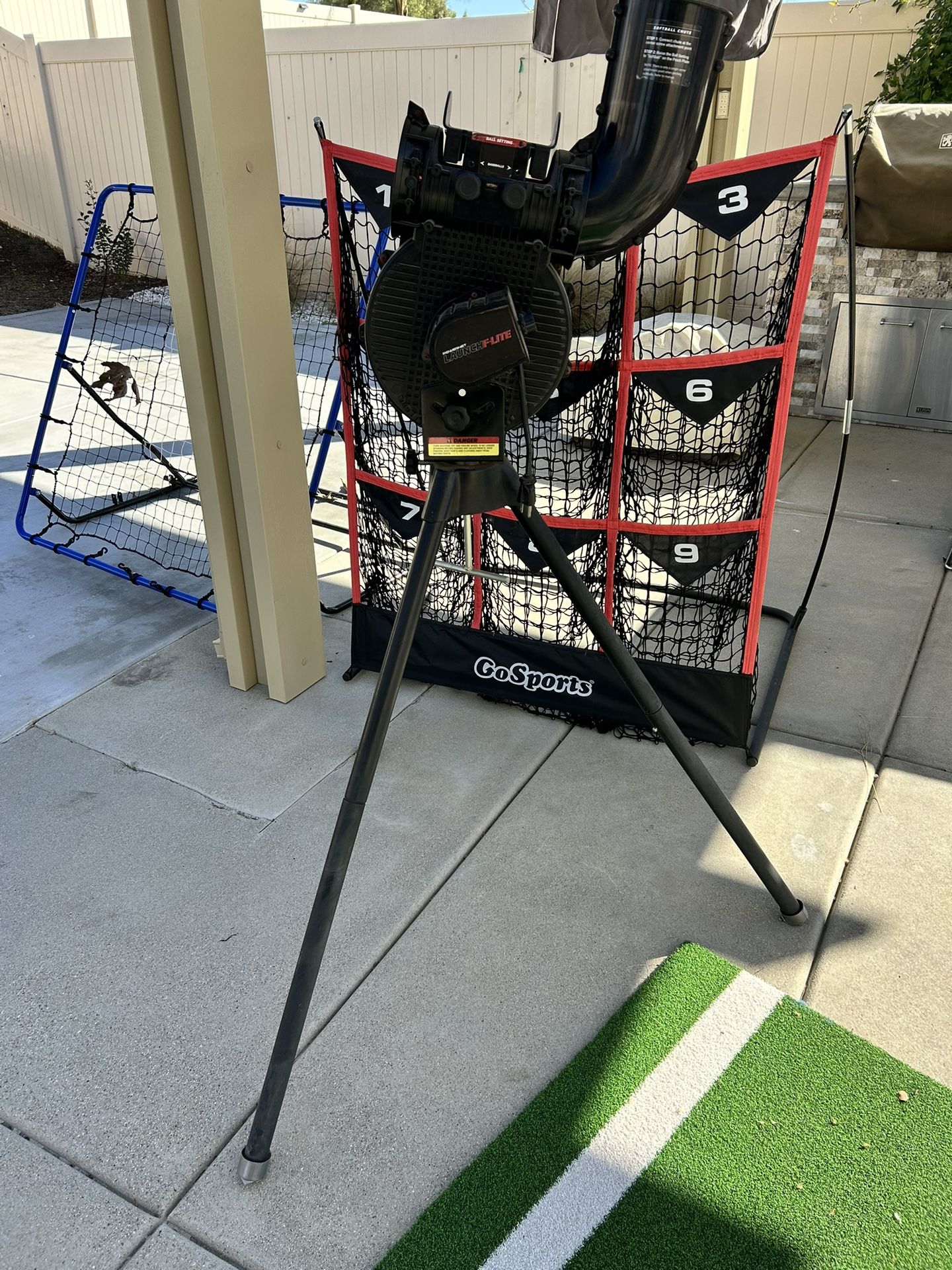 Pitching Machine With Baseball/softball Balls 