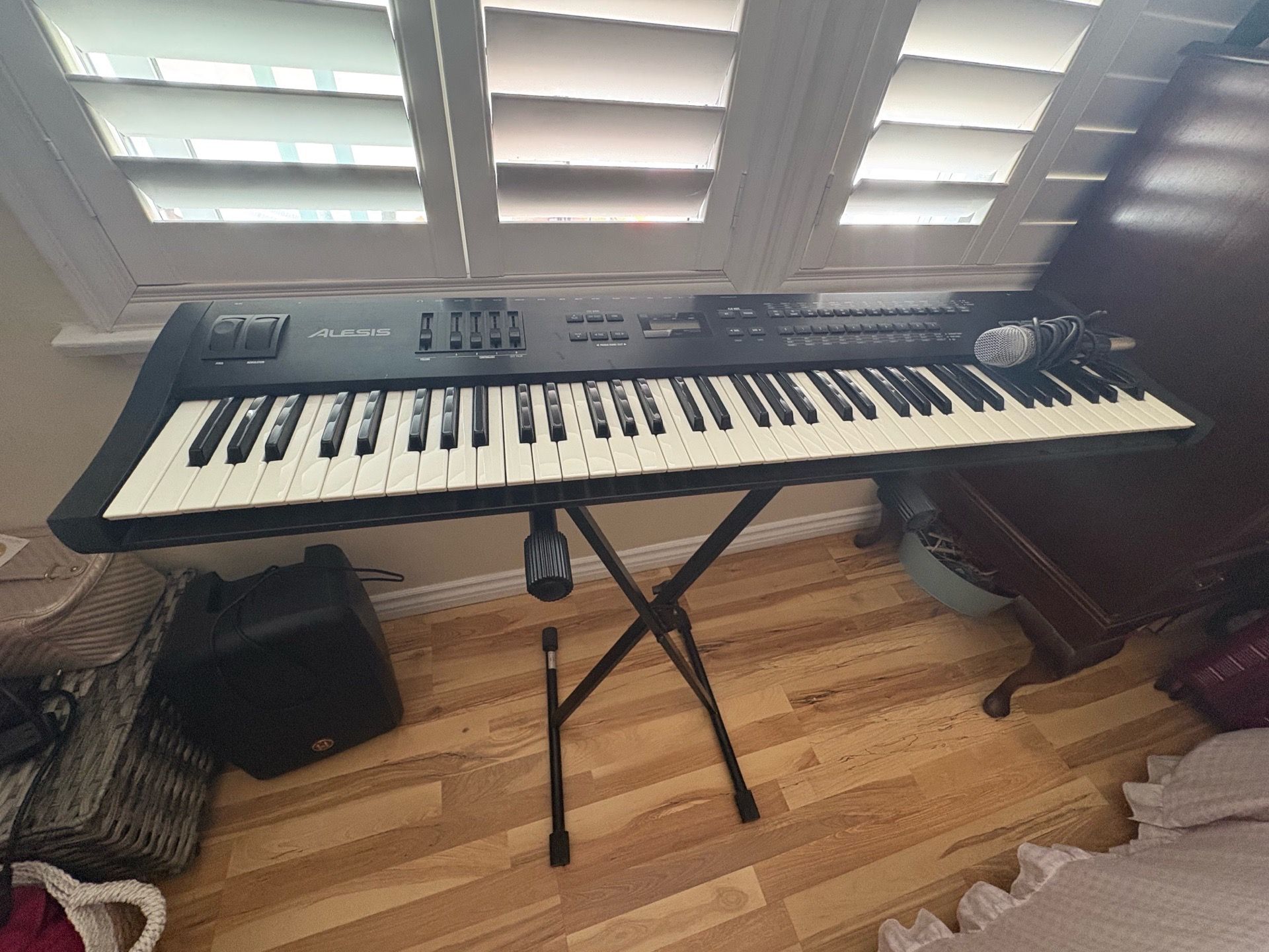 Keyboard Piano Set – Alesis QS7 + Speaker, Stand, Mic & Case