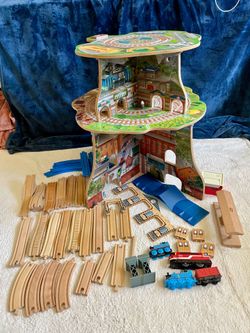 Thomas and Friends 24” Wooden Railway Adventure Tower + Extra tracks