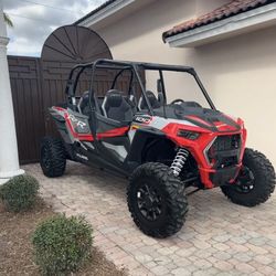 Polaris RZR 1000 side by side
