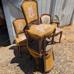 
🪑 Vintage French Tapestry Chairs – Set of 4
