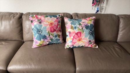 Set of 2 bright floral pillows