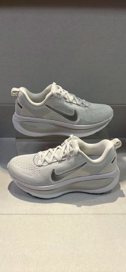 NIKE WOMANS VOMERO 18 ZOOMX “WHITE PHOTON DUST”