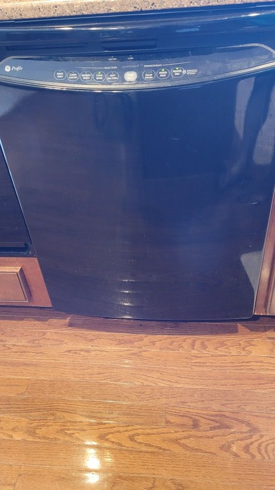 GE Profile Dishwasher, Model #:PDW8200NBB