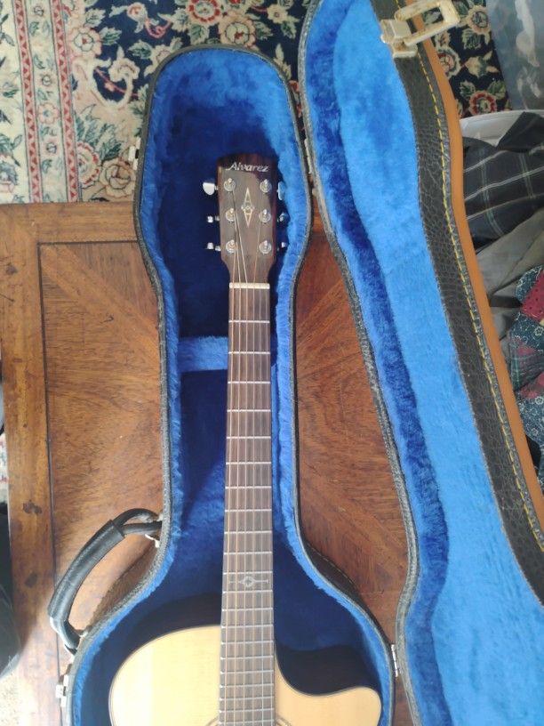 ALVAREZ ARMREST ACOUSTIC/ ELECTRIC GUITAR