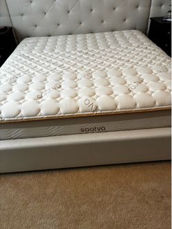 Like New Saatva Memory Foam Hybrid King Mattress