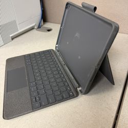 Logitech Combo Touch for iPad 7th/8th/9th Gen (10.2”) 