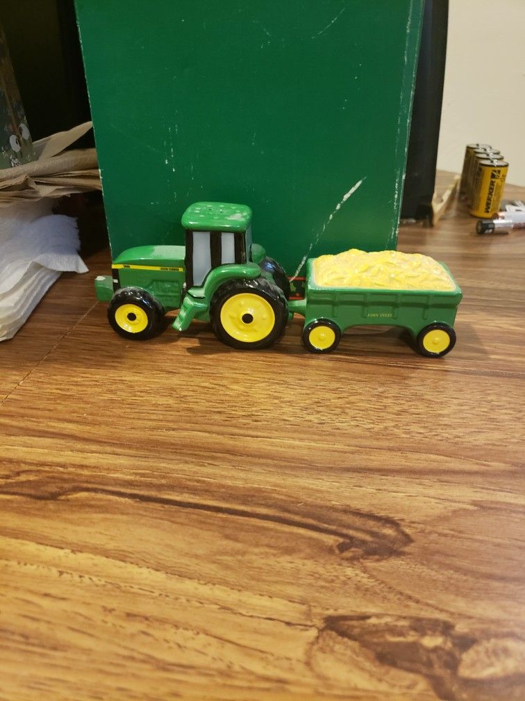 Salt & Pepper Tractor Set