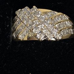 Lady’s 14kt  Gold Ring W/diamonds