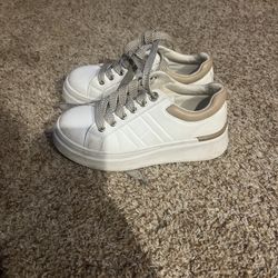 tommy hilfiger mila trainers size 13 girls - has some marks/scuffs. Light wear to heels see pics