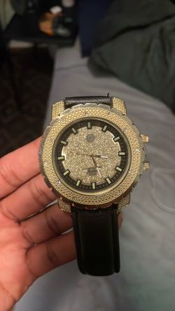 Gold quartz watch