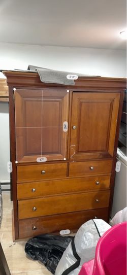 Free dresser About 5’3 x 3’8”
