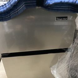  Magic Chef Mini Fridge in Stainless