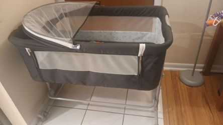 Baby Bassinet with Canopy and Mesh Sides