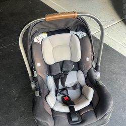 Nuna Infant car seat With Base