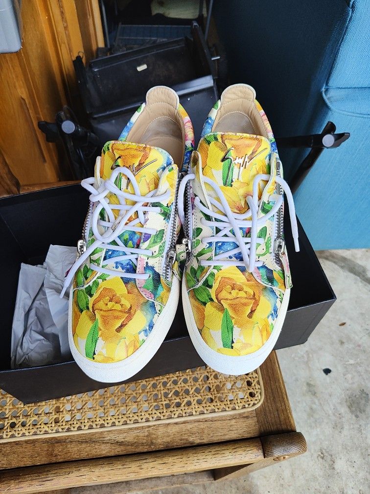Giuseppe Zanotti
Nacy Graphic Leather Low-Top Sneakers