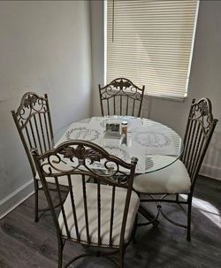 Dnner Table and chairs