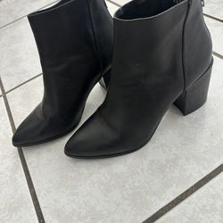 AQUA Lady Boots Size 8 Practically New, $15