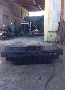 Truck tool box