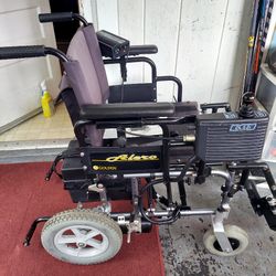 GOLDEN Alero Electric Wheelchair. New Battieries 