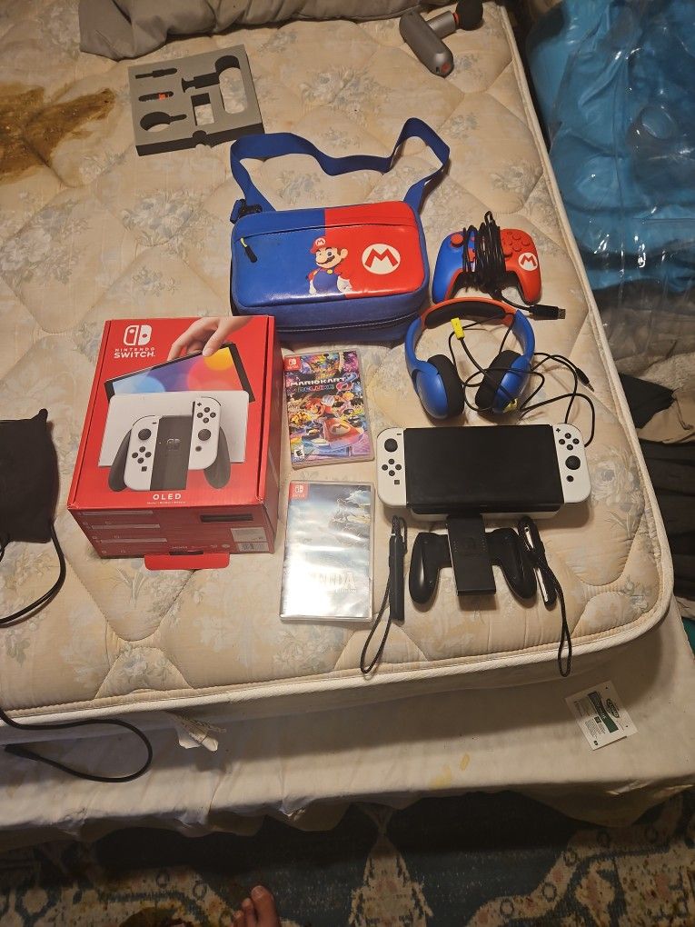 NINTENDO SWITH OLED COLLECTERS EDITION PLUS 2 GAMES MAROIKART 8 AND LEGEND OF ZELDA TRAIL OF TEARS