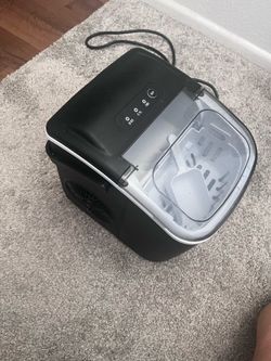 Portable ice cube maker