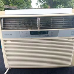 10000 BTU Window Unit Works Perfect Blows ICE FRIGID Cold And Whisper Quiet 