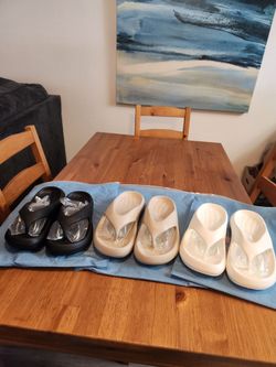 NEW IN BAG Women's Pillowslides Pillow Arch Support Flip Flops - White Size 9/10 (SE San Diego)