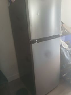 Insignia refrigerator  STAINLESS STEEL