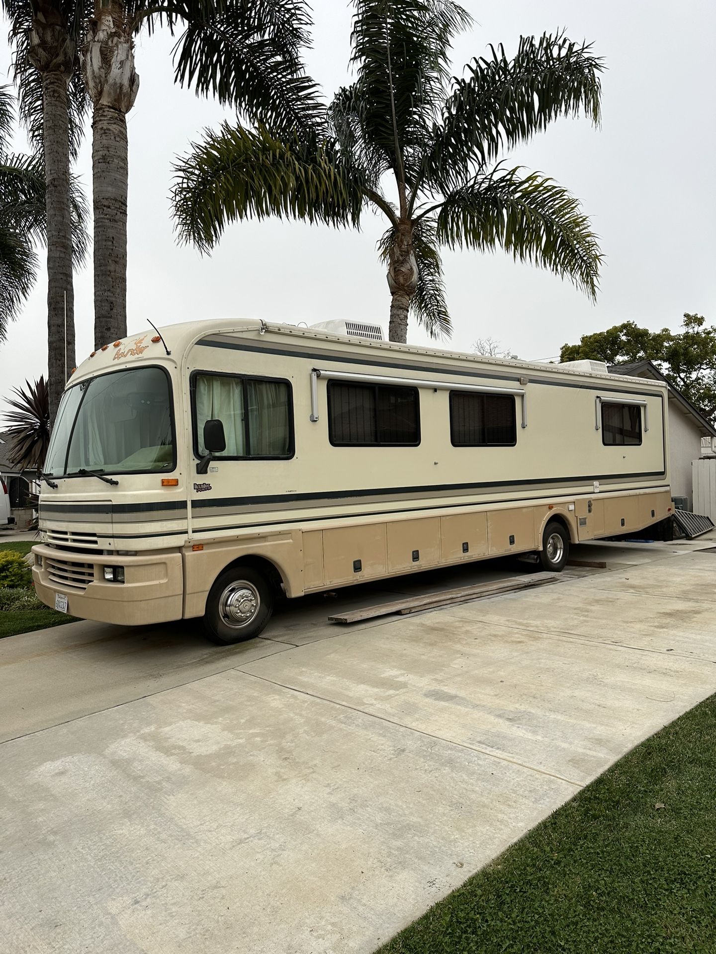 Fleet Bounder 34ft RV Sleeps 6