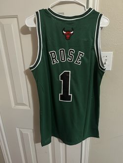 Derrick rose size L jersey