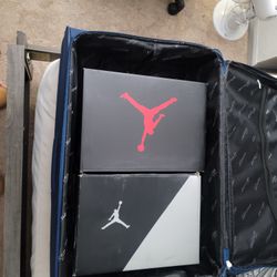 Amercan Gear Travel Case With Extendable Handle And Front Zip Up Pockets 