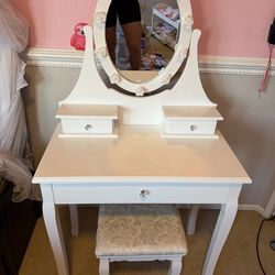 Kid/Teen makeup vanity