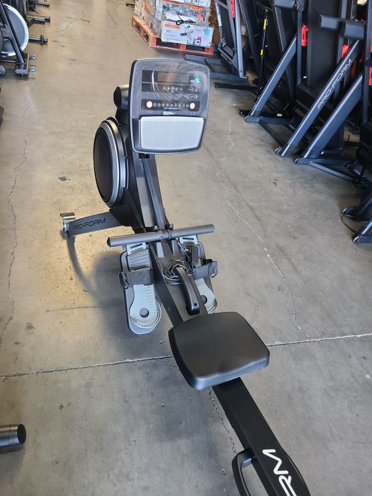 Proform Rowing machine 750R - Folds up - 180$