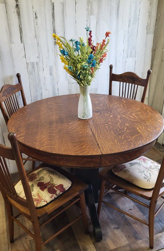Tiger Oak Pedestal Table And 4 Chairs