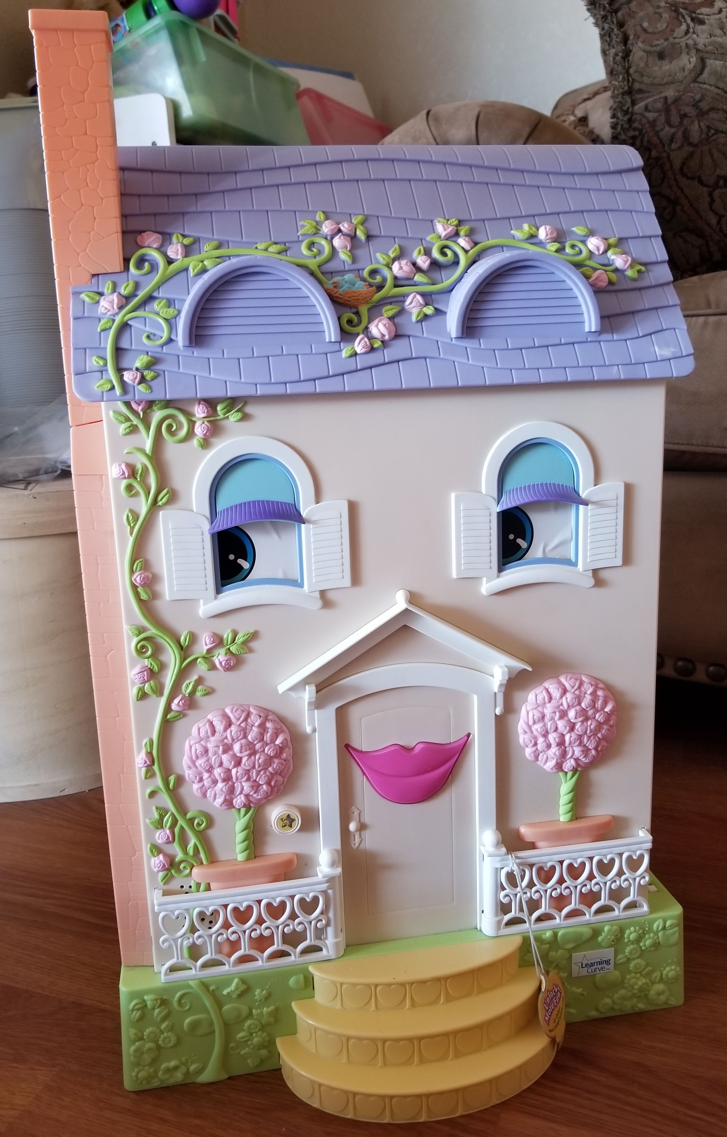 Caring Corners Mrs Goodbee doll house by Learning Curve