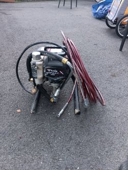 Titan impact 440 paint sprayer  mint condition