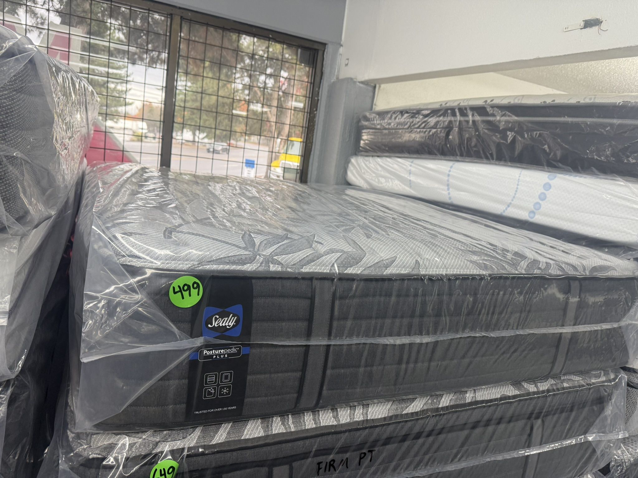 QUEEN SIZE SEALY POSTUREPEDIC PLUS MATTRESS & BOX SPRING BED SET