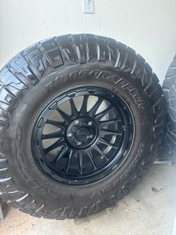 18’ KMC Impact Satin Black Wheel on 37/12.5/18 Nitto Ridge Grapplers