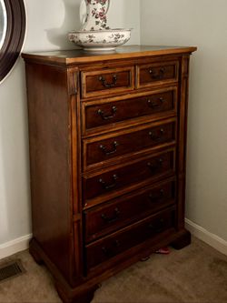 6 Drawer Chest Of Drawers. Minor Scratches. Free. Cannot Go Until After 11:15.