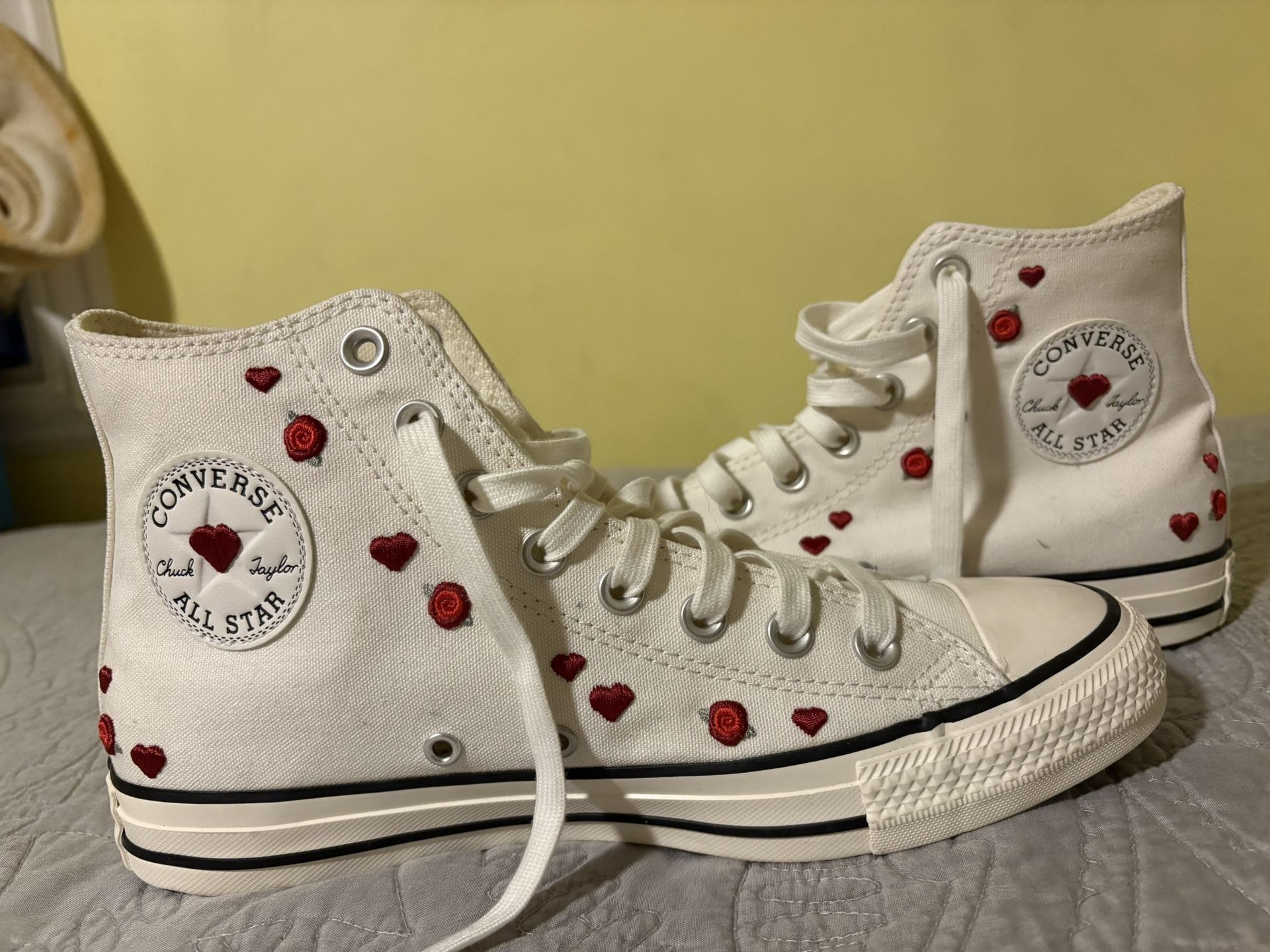 Size 9, White valentine’s day converse, worn just once