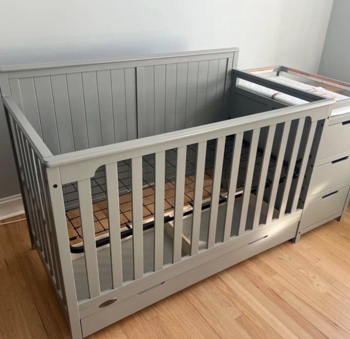Graco Hadley 5-in-1 Convertible Crib and Changer with Drawer