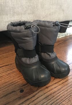 Snow boots size 10 kids
