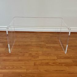 Clear Acrylic Waterfall Table – Modern – 31” – Like New 