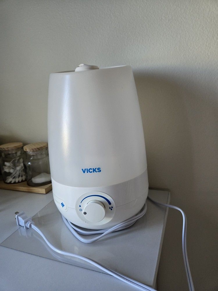 Vicks 1 Gallon Filter Free Cool Mist Humidifier, 400 Sq ft, White, VUL545