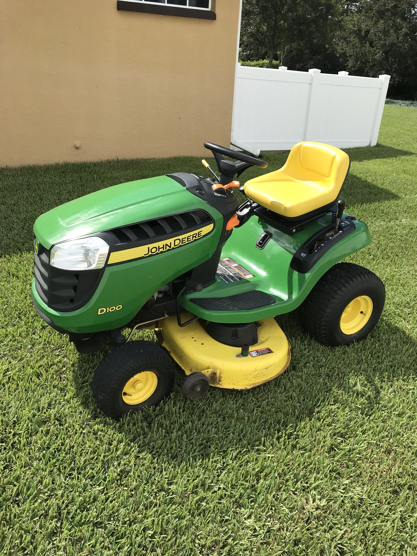 JOHN DEERE D100 TRACTOR 42 INCH RIDING LAWN MOWER